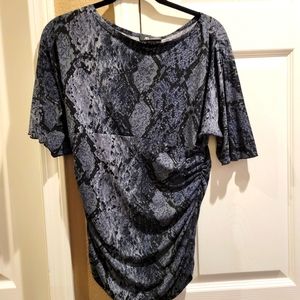 AB STUDIO BLOUSE SHORT SLV BOAT NECK GRAY/BLACK SNAKE PRINT ELASTIC SIDES TOP S